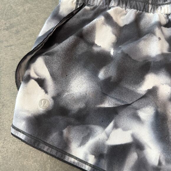 Lululemon Seek the Heat II Hotty Mini Athletic Running 2.5" Black White Shorts 8 - Picture 3 of 6